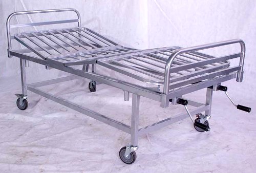 Cama Ortopédica de Cuatro Planos, rodante, con respaldo y piecera de caños, desmontables MED-114